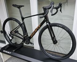 GIANT Revolt Advanced 3 2025 - velmi pohodlný karbonový gravel – NOVÝ