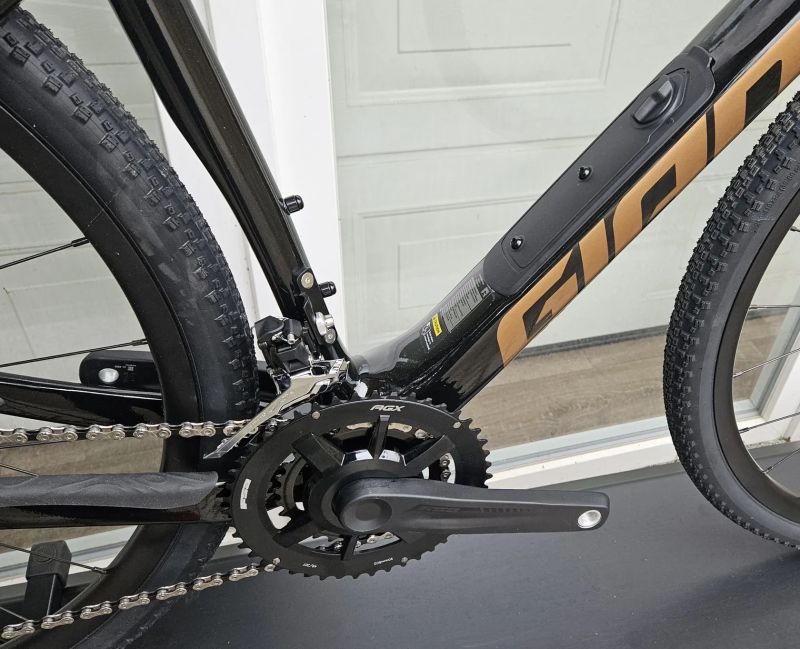 GIANT Revolt Advanced 3 2025 - velmi pohodlný karbonový gravel – NOVÝ