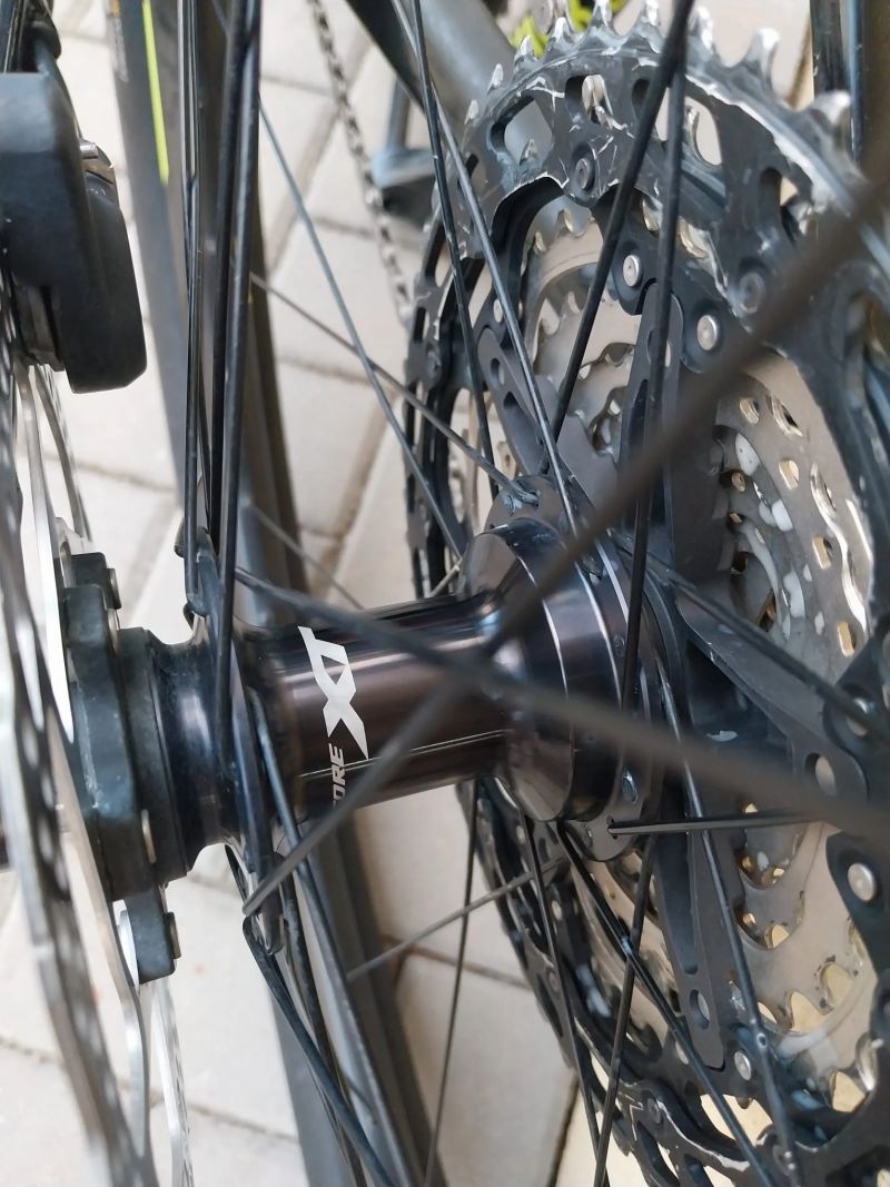 Predám juniorský závodný celokarbónový bicykel Scott Scale 700 Pro.