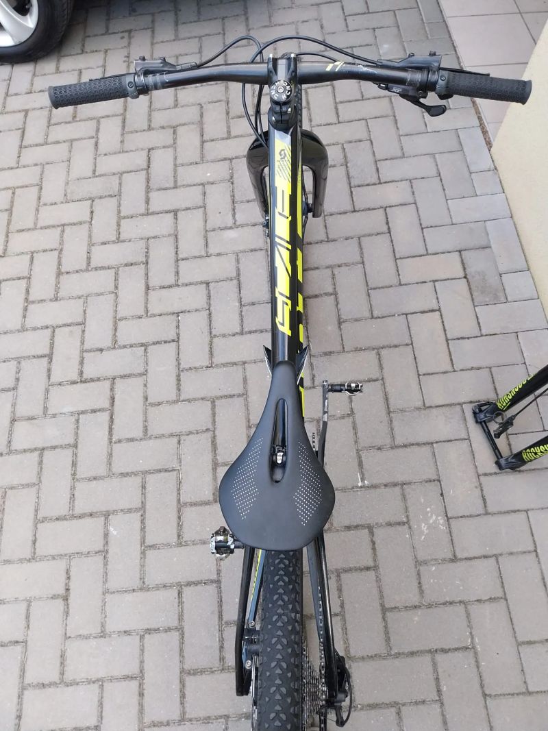 Predám juniorský závodný celokarbónový bicykel Scott Scale 700 Pro.