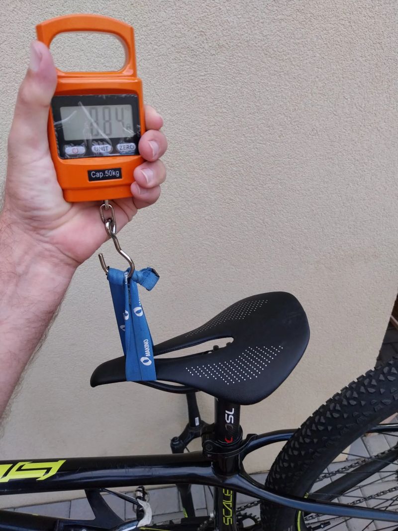 Predám juniorský závodný celokarbónový bicykel Scott Scale 700 Pro.