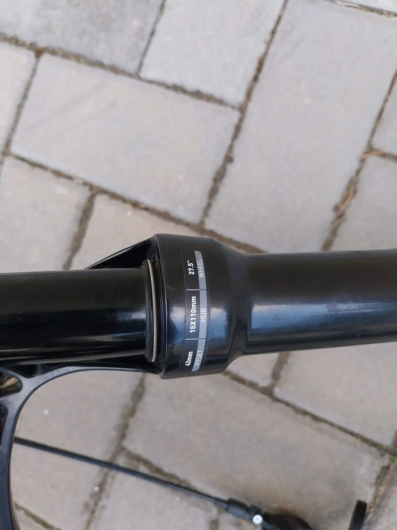 Predám juniorský závodný celokarbónový bicykel Scott Scale 700 Pro.