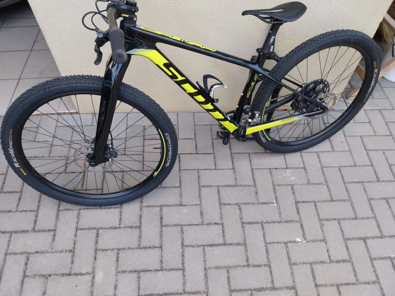 Predám juniorský závodný celokarbónový bicykel Scott Scale 700 Pro.