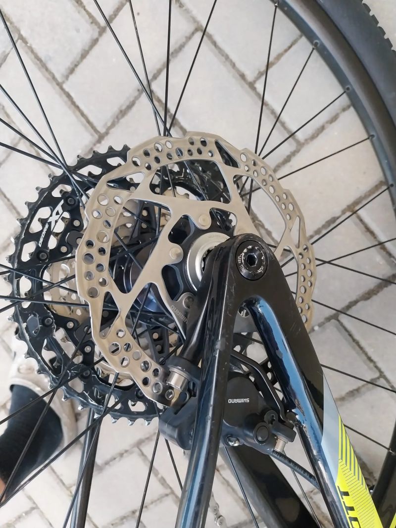 Predám juniorský závodný celokarbónový bicykel Scott Scale 700 Pro.