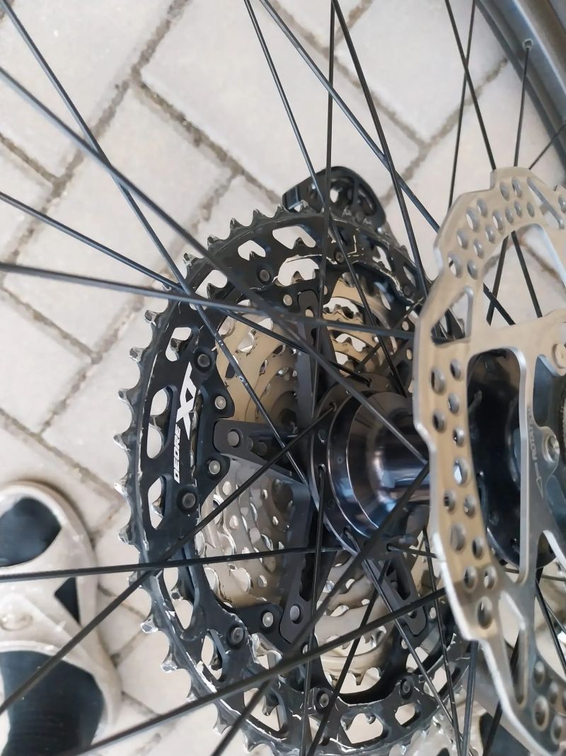 Predám juniorský závodný celokarbónový bicykel Scott Scale 700 Pro.