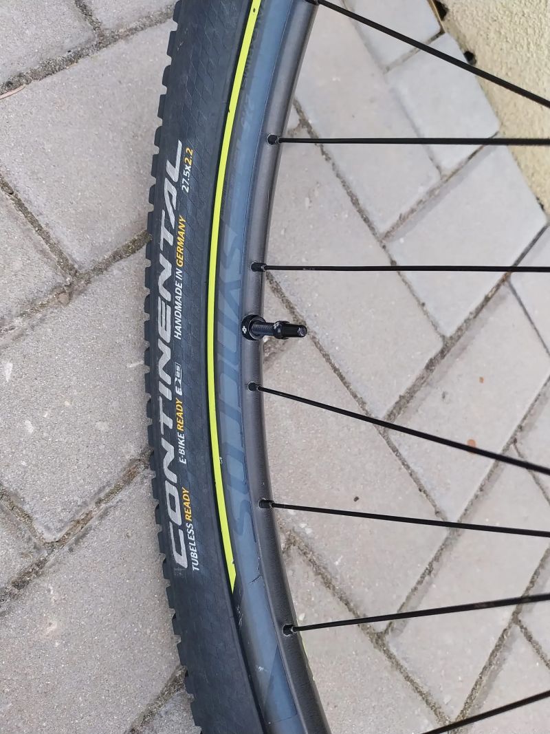 Predám juniorský závodný celokarbónový bicykel Scott Scale 700 Pro.