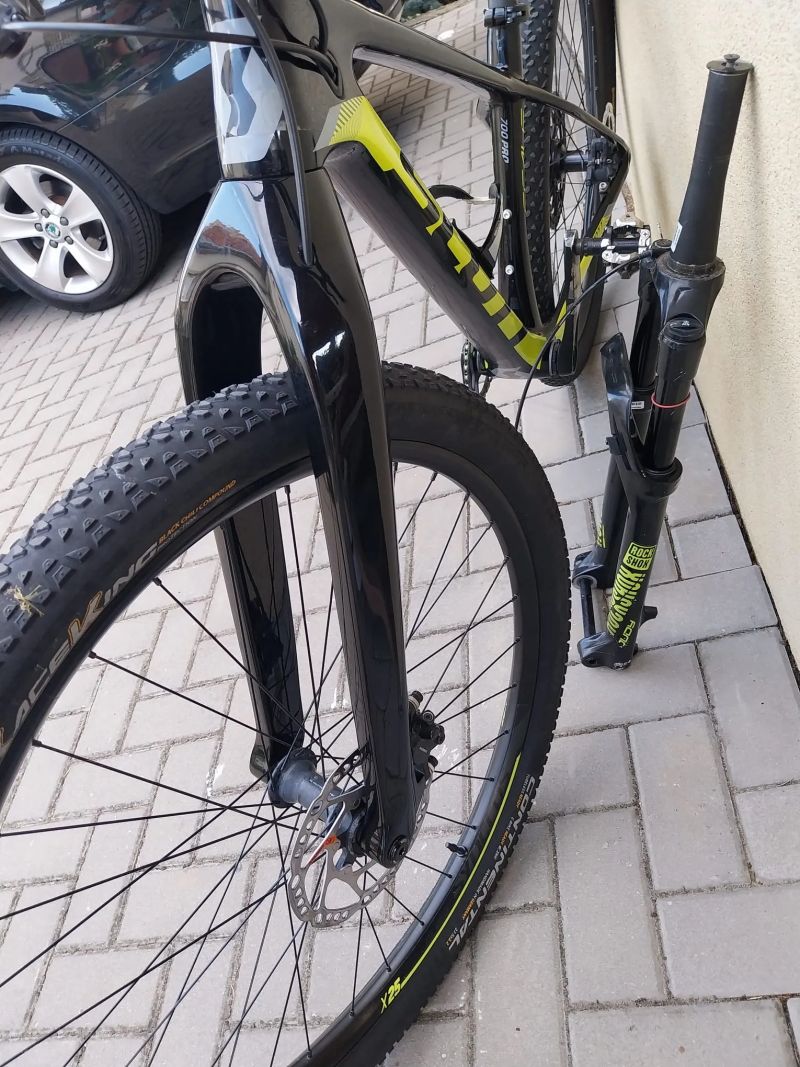 Predám juniorský závodný celokarbónový bicykel Scott Scale 700 Pro.