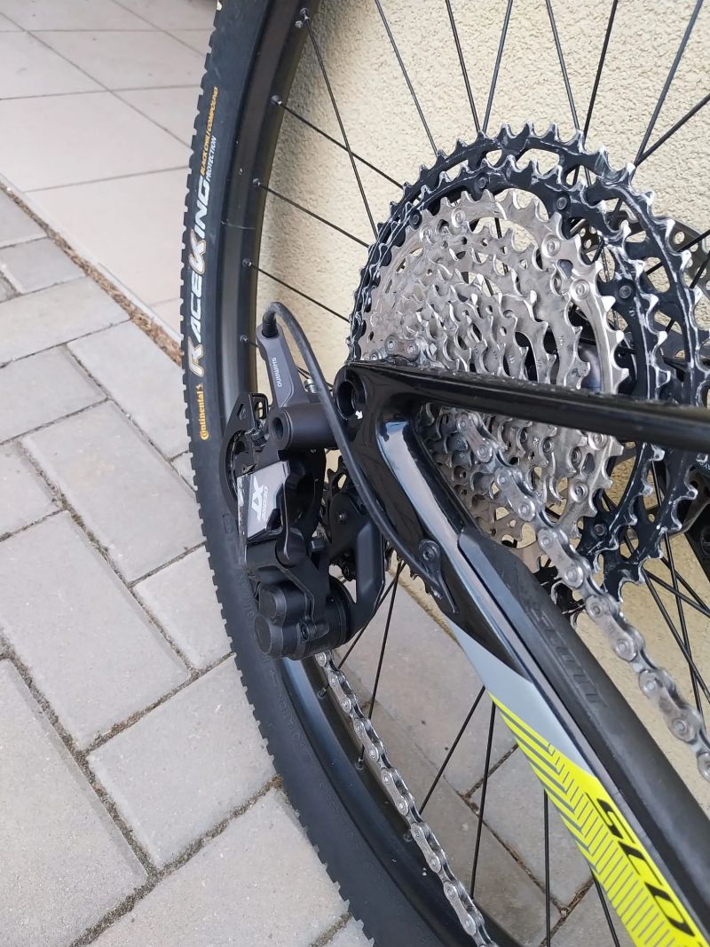Predám juniorský závodný celokarbónový bicykel Scott Scale 700 Pro.
