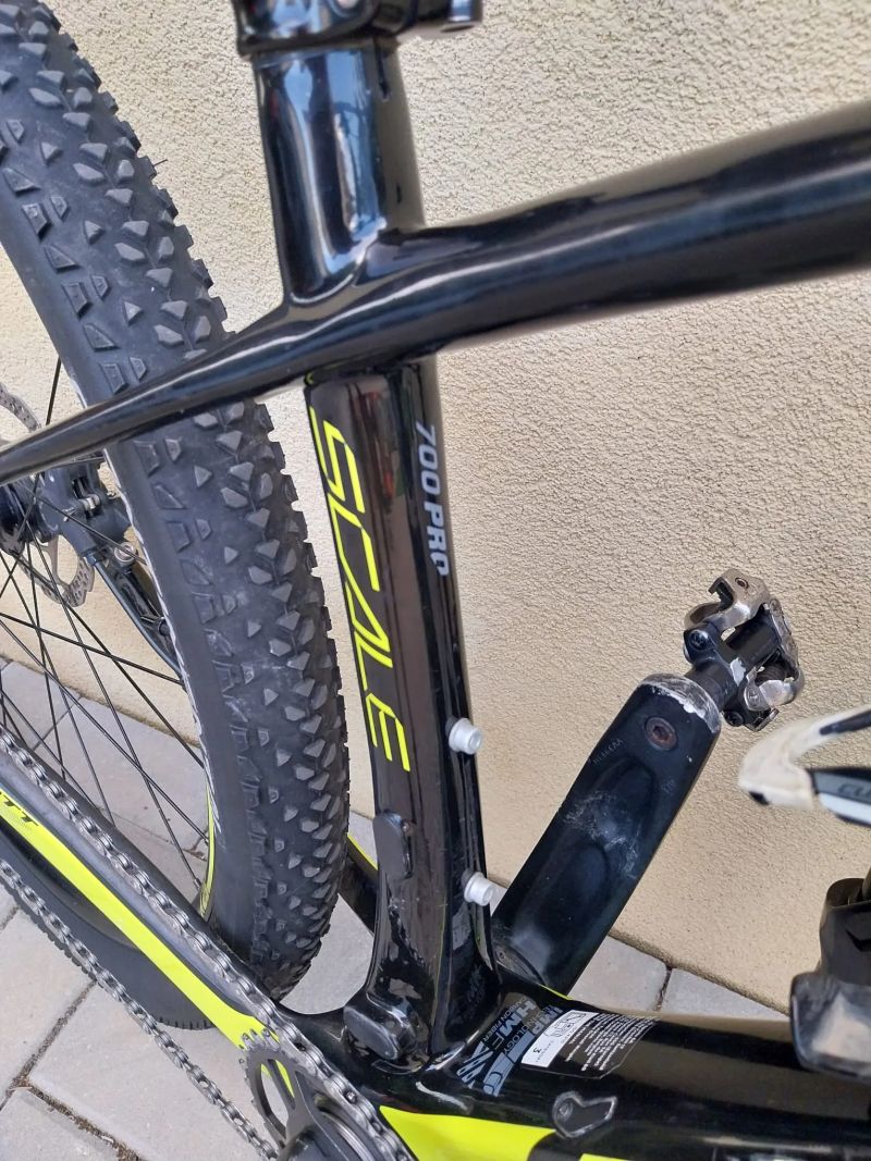 Predám juniorský závodný celokarbónový bicykel Scott Scale 700 Pro.