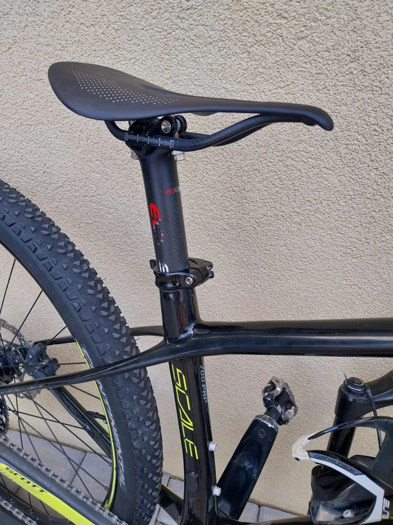 Predám juniorský závodný celokarbónový bicykel Scott Scale 700 Pro.