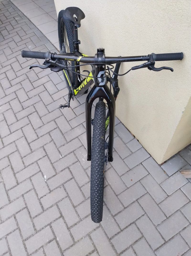 Predám juniorský závodný celokarbónový bicykel Scott Scale 700 Pro.