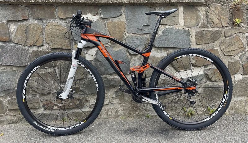 Karbonové celoodpružené horské kolo KTM 29