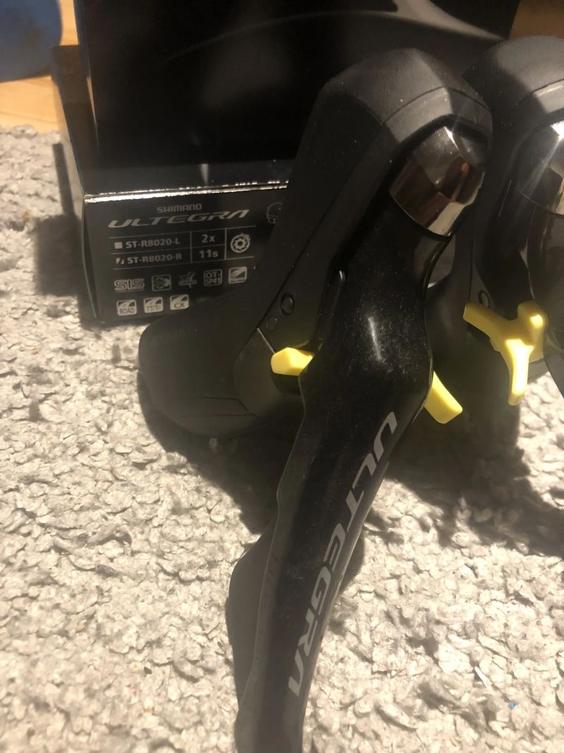 Řadicí a brzdové páky Shimano Ultegra, ST-R8020, 2x11, hydraulické, hadice a třmeny BR-R8070, NOVÉ