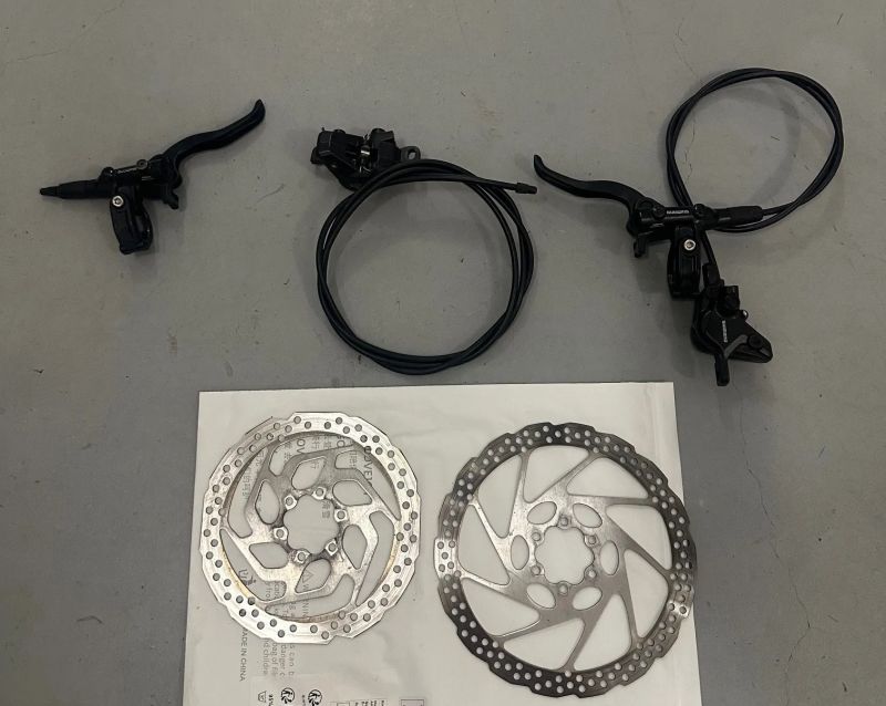 Prodám hydraulické kotoučové brzdy Shimano, páčka MT4100, třmen MT410.