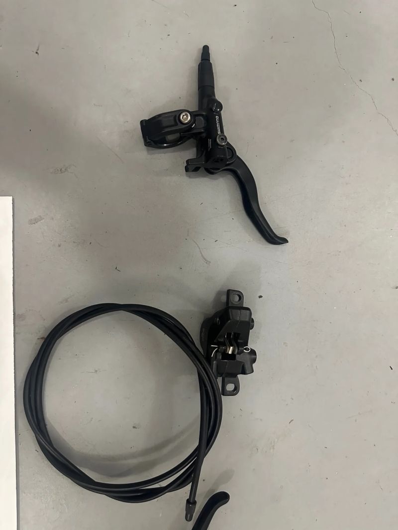 Prodám hydraulické kotoučové brzdy Shimano, páčka MT4100, třmen MT410.