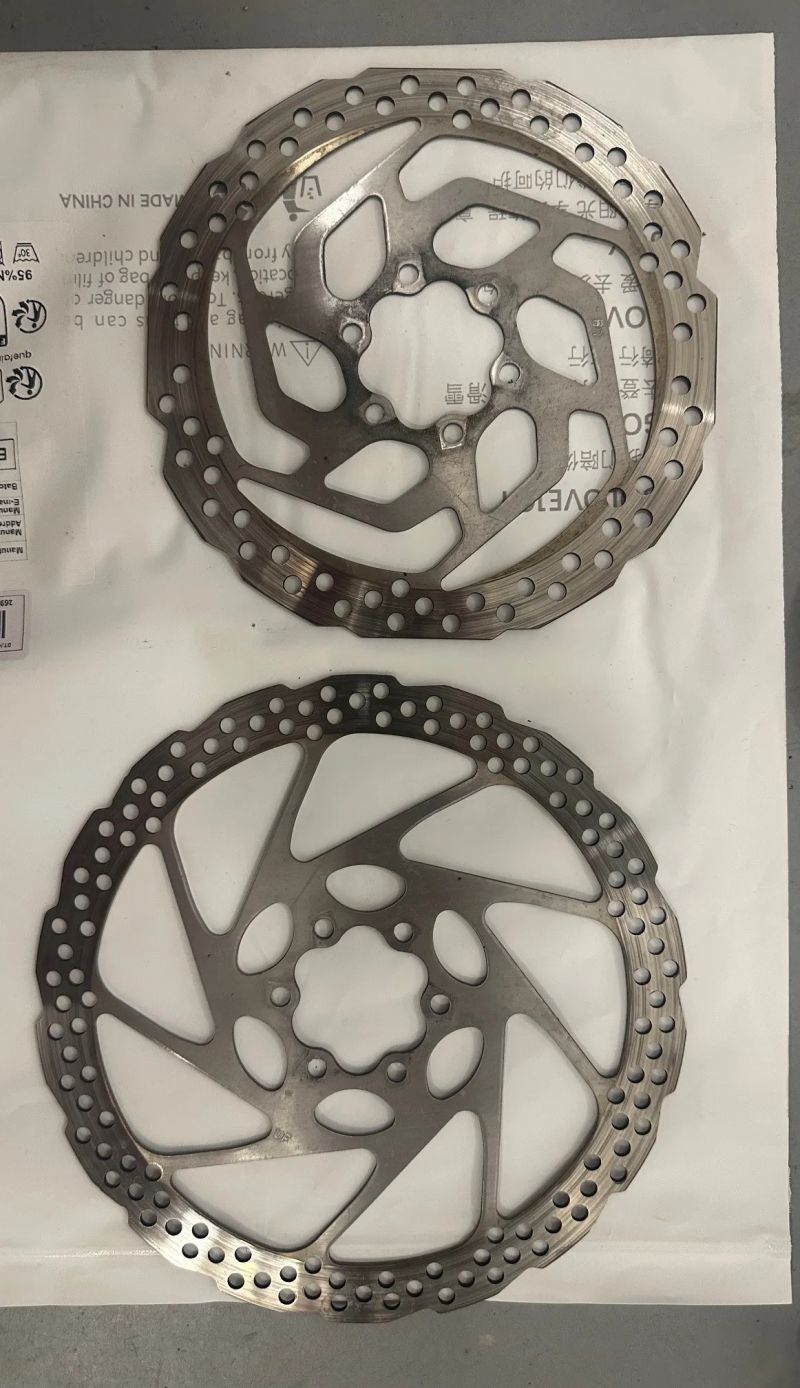 Prodám hydraulické kotoučové brzdy Shimano, páčka MT4100, třmen MT410.
