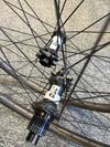 Karbonová zapletená kola Farsports W33, DT Swiss straightpull, Sapim CX Ray