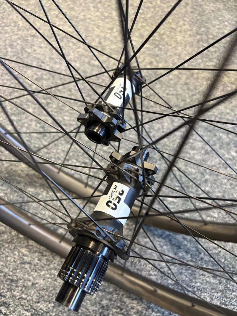 Karbonová zapletená kola Farsports W33, DT Swiss straightpull, Sapim CX Ray