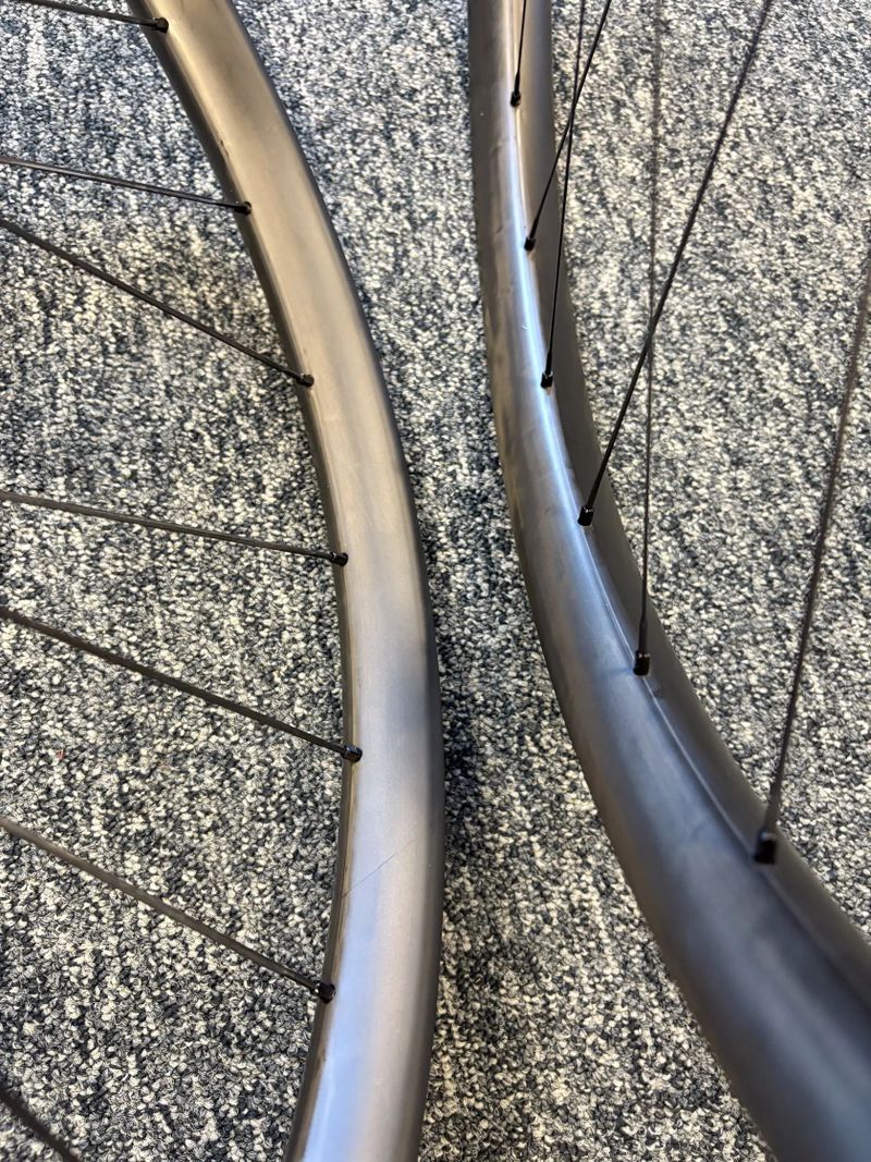 Karbonová zapletená kola Farsports W33, DT Swiss straightpull, Sapim CX Ray