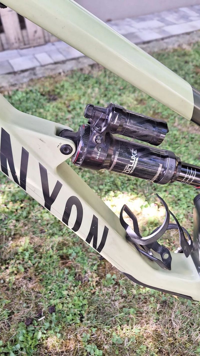 Prodám Canyon Spectral CF 9 2022 váha 13,6Kg vel.L