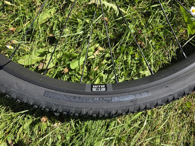 WTB ST i25 TCS a pneumatikami WTB Resolute TCS Light 700x42c, Shimano HG, Cannondale Wheel Sensor