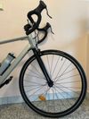 🚴‍♂️ Silniční kolo Triban R100 – výborný stav, doklady, malý nájezd 