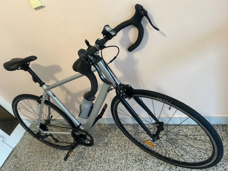 🚴‍♂️ Silniční kolo Triban R100 – výborný stav, doklady, malý nájezd 