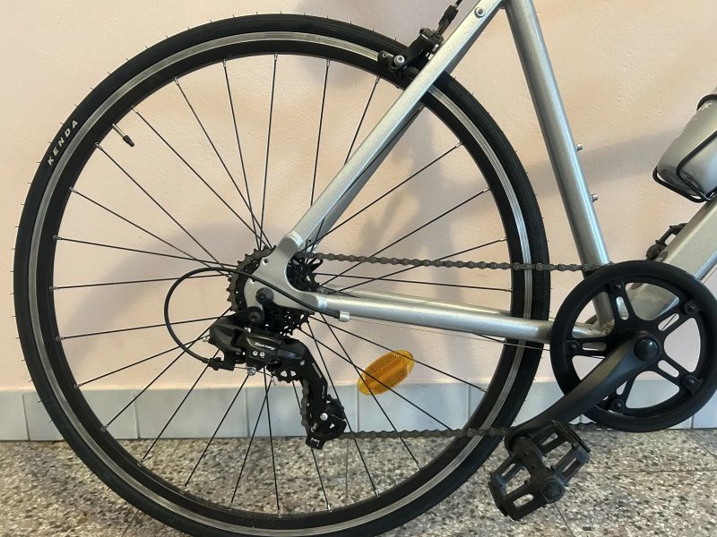 🚴‍♂️ Silniční kolo Triban R100 – výborný stav, doklady, malý nájezd 
