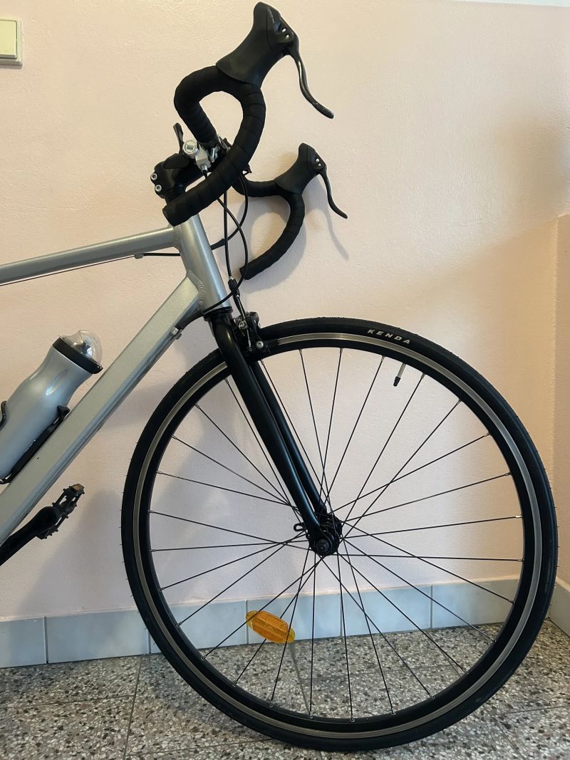 🚴‍♂️ Silniční kolo Triban R100 – výborný stav, doklady, malý nájezd 