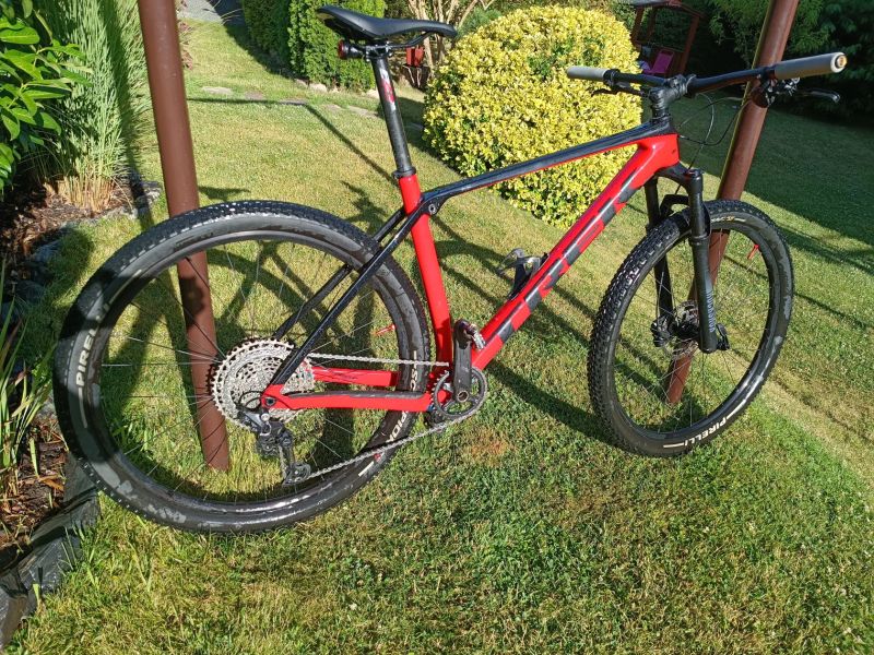 TREK PROCALIBER 9.5 GEN 2 RADIOACTIVE RED/TREK BLACK