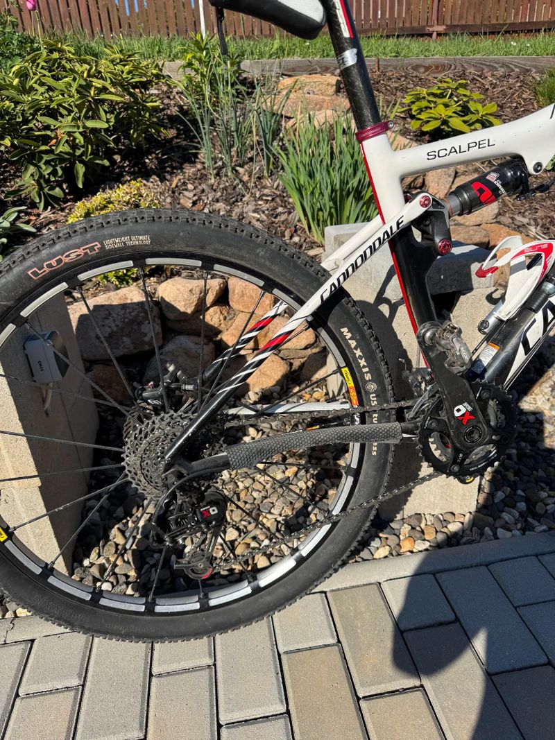 Cannondale -celoodpružené, karbon