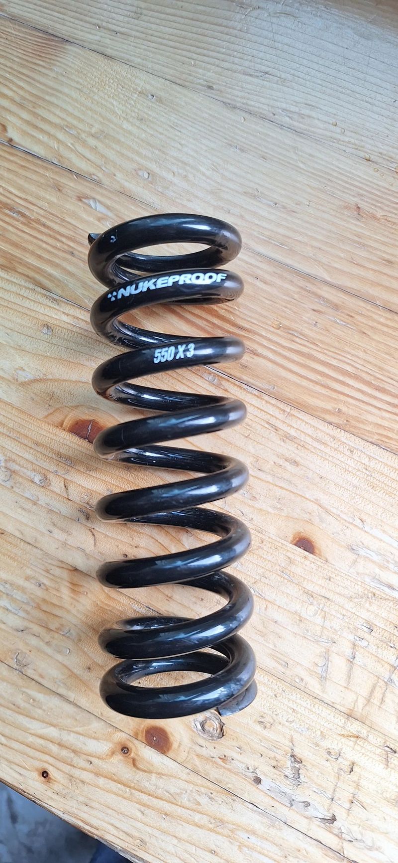 pružina pro tlumič 240 mm (550x3)