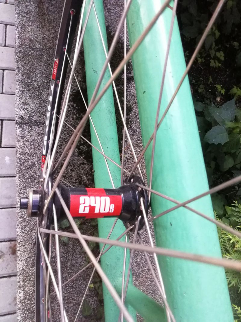 Zapletená kola 28 DT Swiss s náboji 240s - rychloupínák, V brzdy