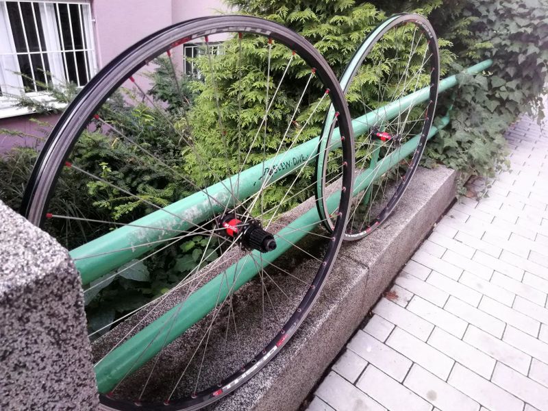 Zapletená kola 28 DT Swiss s náboji 240s - rychloupínák, V brzdy