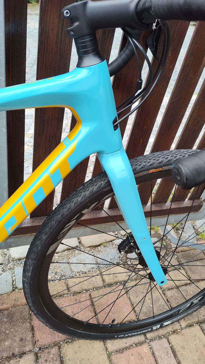 Karbonový gravel Giant Revolt Advanced 2 