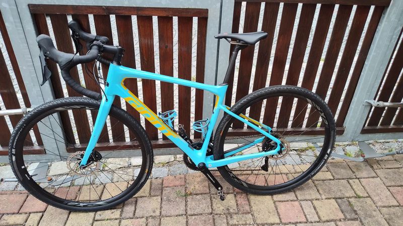 Karbonový gravel Giant Revolt Advanced 2 