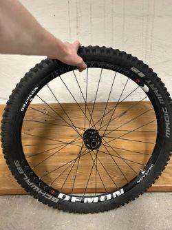 Novatec Demon 27.5 DH, Schwalbe 