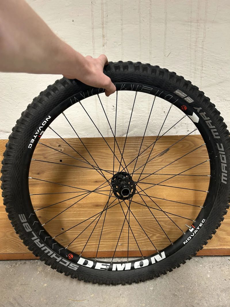 Novatec Demon 27.5 DH, Schwalbe 