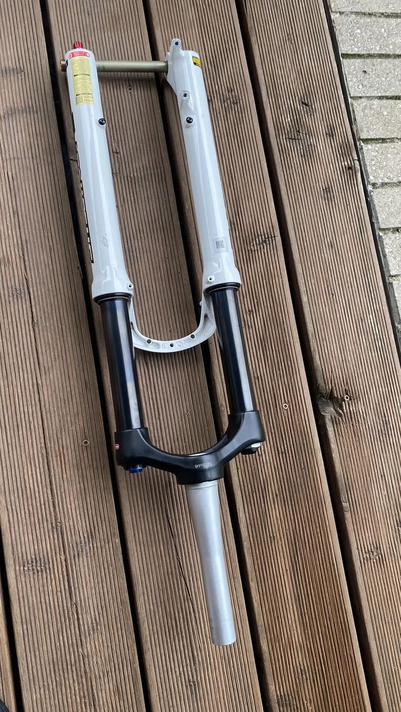 SR Suntour XCR34 Travel: 140 mm