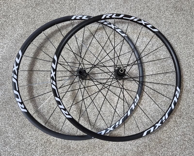 Lehká 29" kola NEboost - 15x100/12x142, MS ořech, 25mm šířka, 1730g 