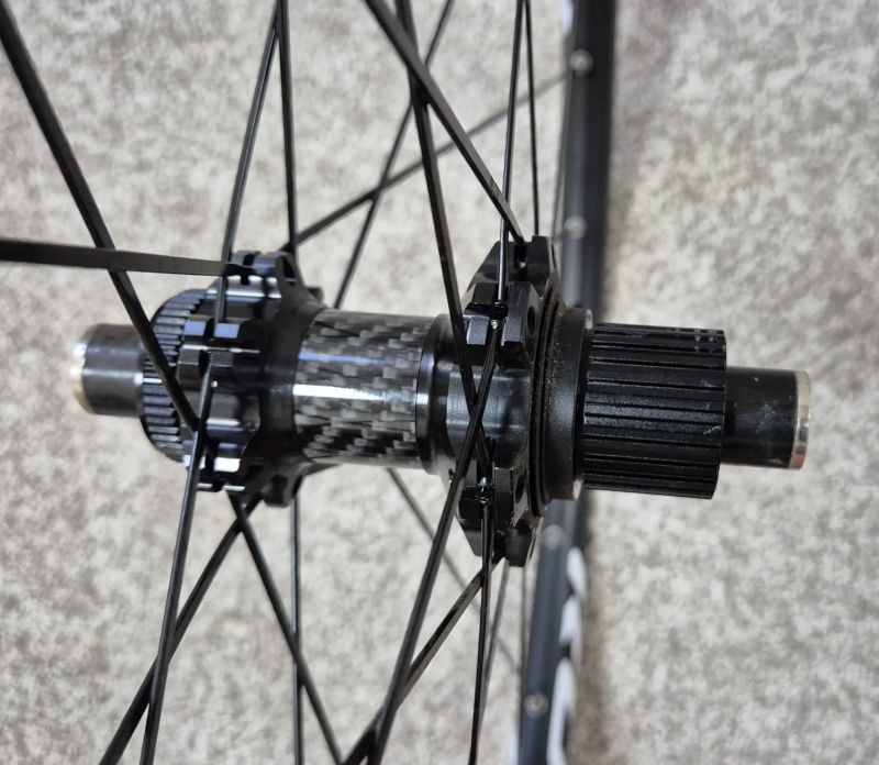 Lehká 29" kola NEboost - 15x100/12x142, MS ořech, 25mm šířka, 1730g 