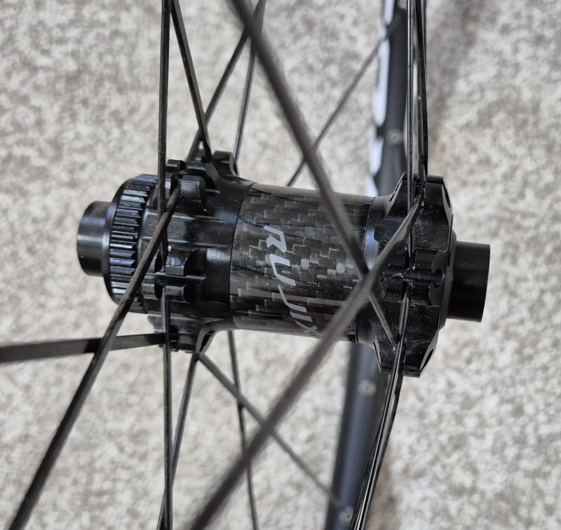 Lehká 29" kola NEboost - 15x100/12x142, MS ořech, 25mm šířka, 1730g 