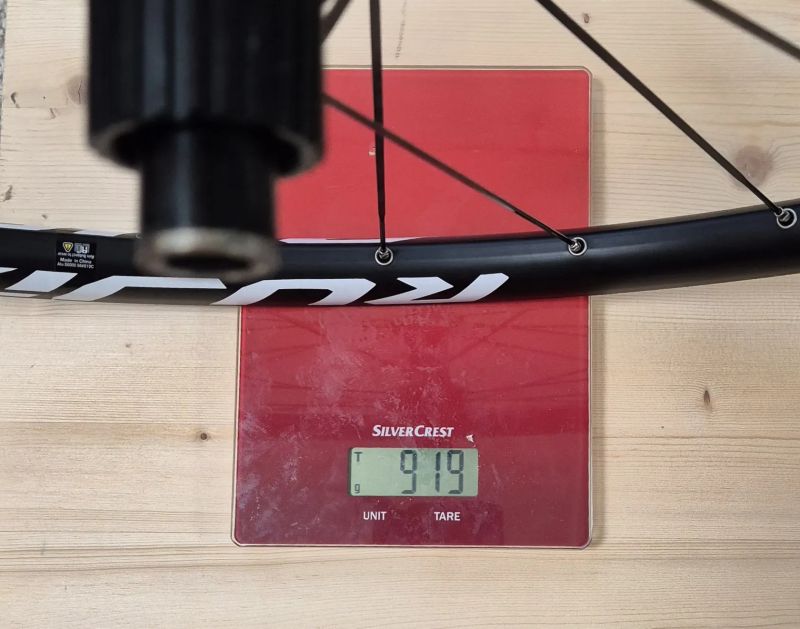 Lehká 29" kola NEboost - 15x100/12x142, MS ořech, 25mm šířka, 1730g 
