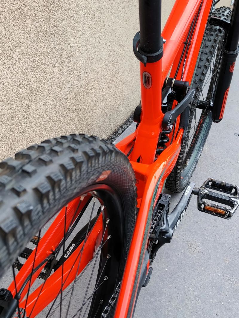 SCOTT Gambler 730 2019, vel. M, zdvihy 200/210 mm, TOP STAV, minimálně používaný