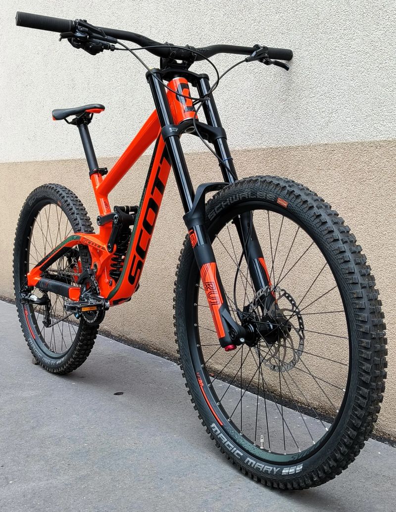 SCOTT Gambler 730 2019, vel. M, zdvihy 200/210 mm, TOP STAV, minimálně používaný