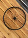 Přední zapletené kolo s nábojem SRAM a ráfkem WTB kom trail 15x110mm
