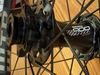 Přední zapletené kolo s nábojem SRAM a ráfkem WTB kom trail 15x110mm