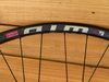 Přední zapletené kolo s nábojem SRAM a ráfkem WTB kom trail 15x110mm