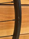 Přední zapletené kolo s nábojem SRAM a ráfkem WTB kom trail 15x110mm
