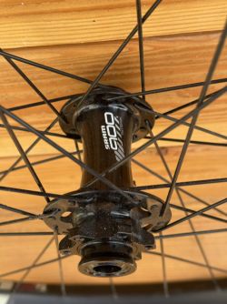 Přední zapletené kolo s nábojem SRAM a ráfkem WTB kom trail 15x110mm